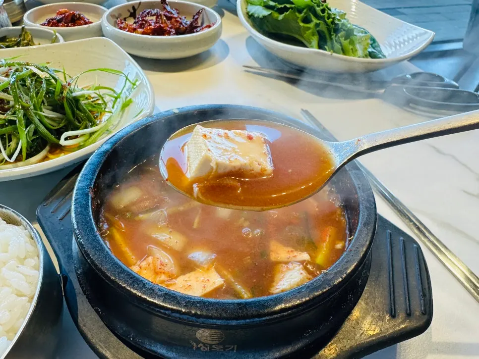 Doenjang-jjigae served with meat