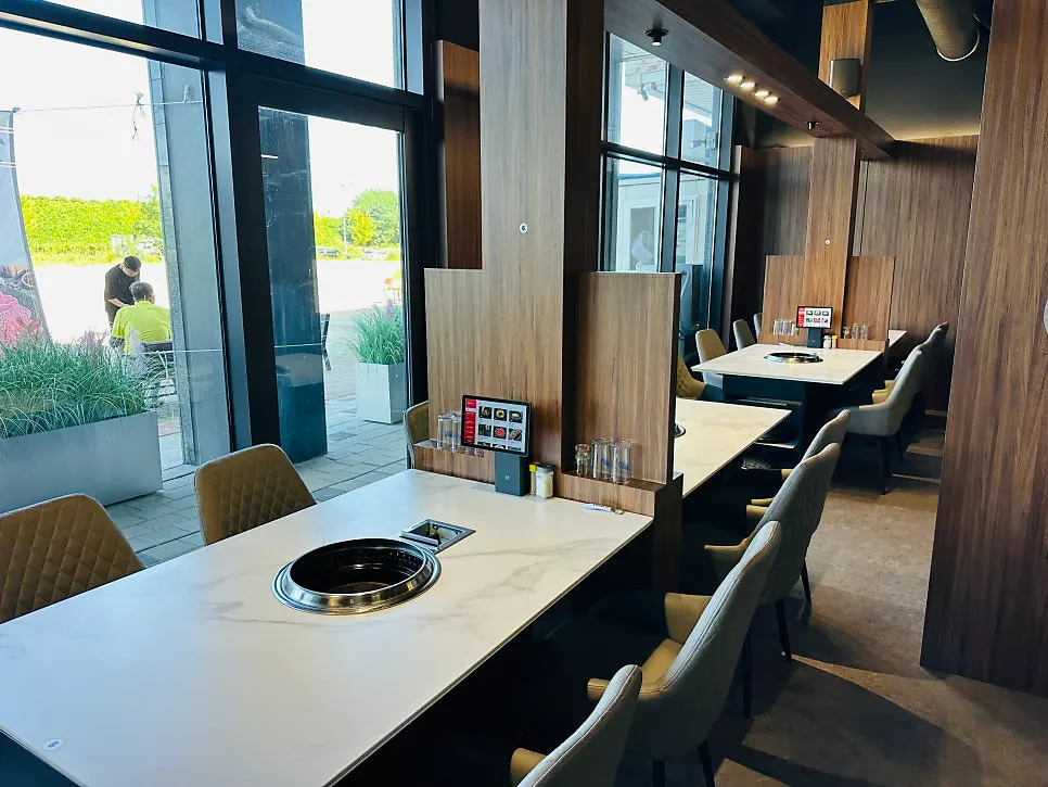 Cheongnyuok's spacious dining area