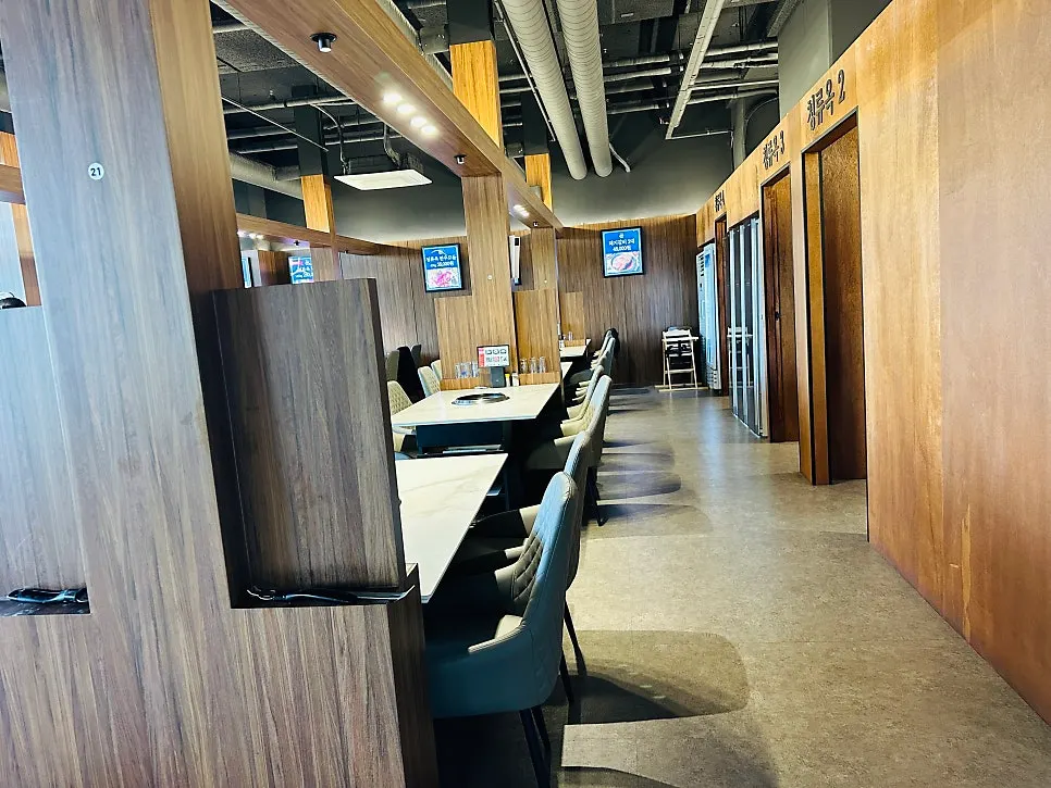 Cheongnyuok dining space for family gatherings