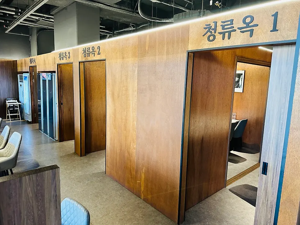 Cheongnyuok private rooms and group dining space