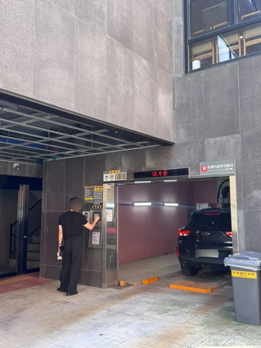 大楼内机械停车场