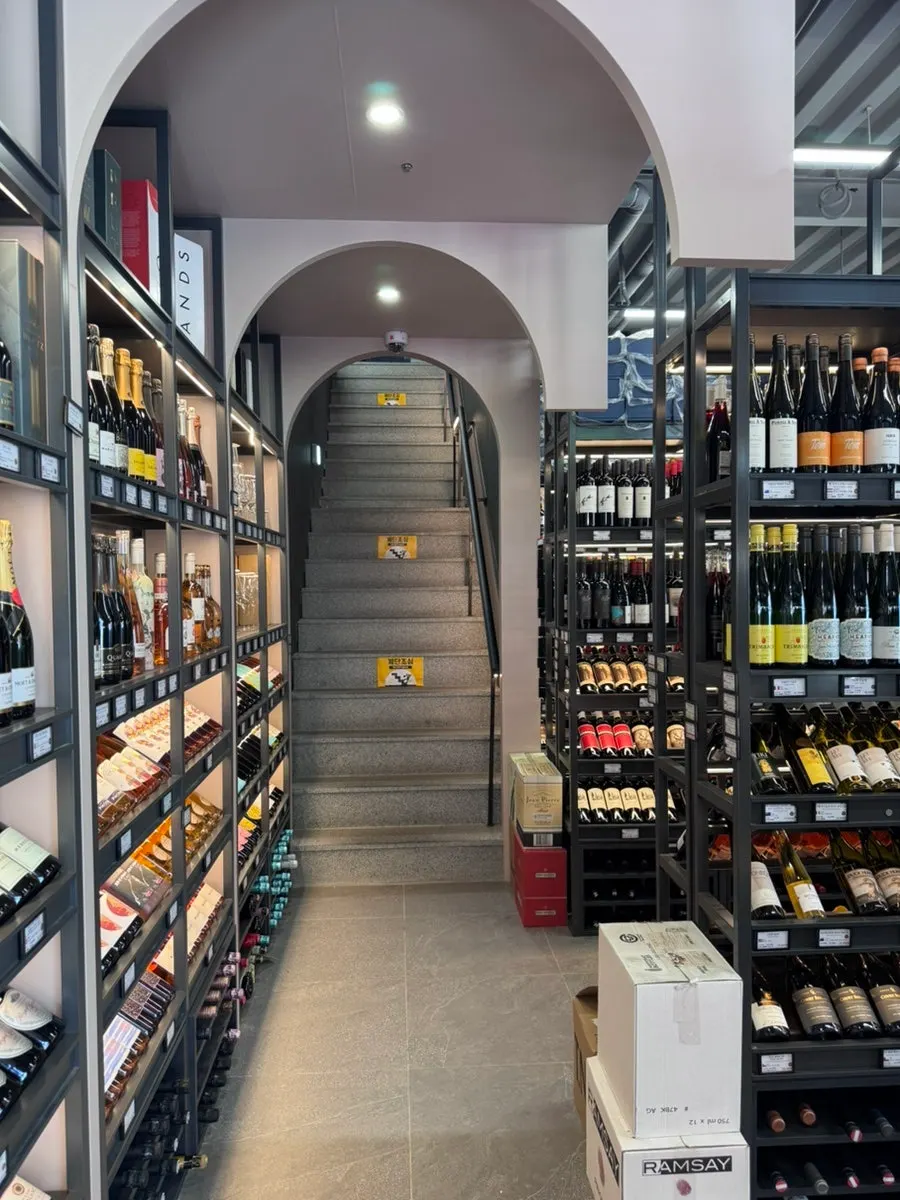 经由葡萄酒商店前往餐厅的入口动线
