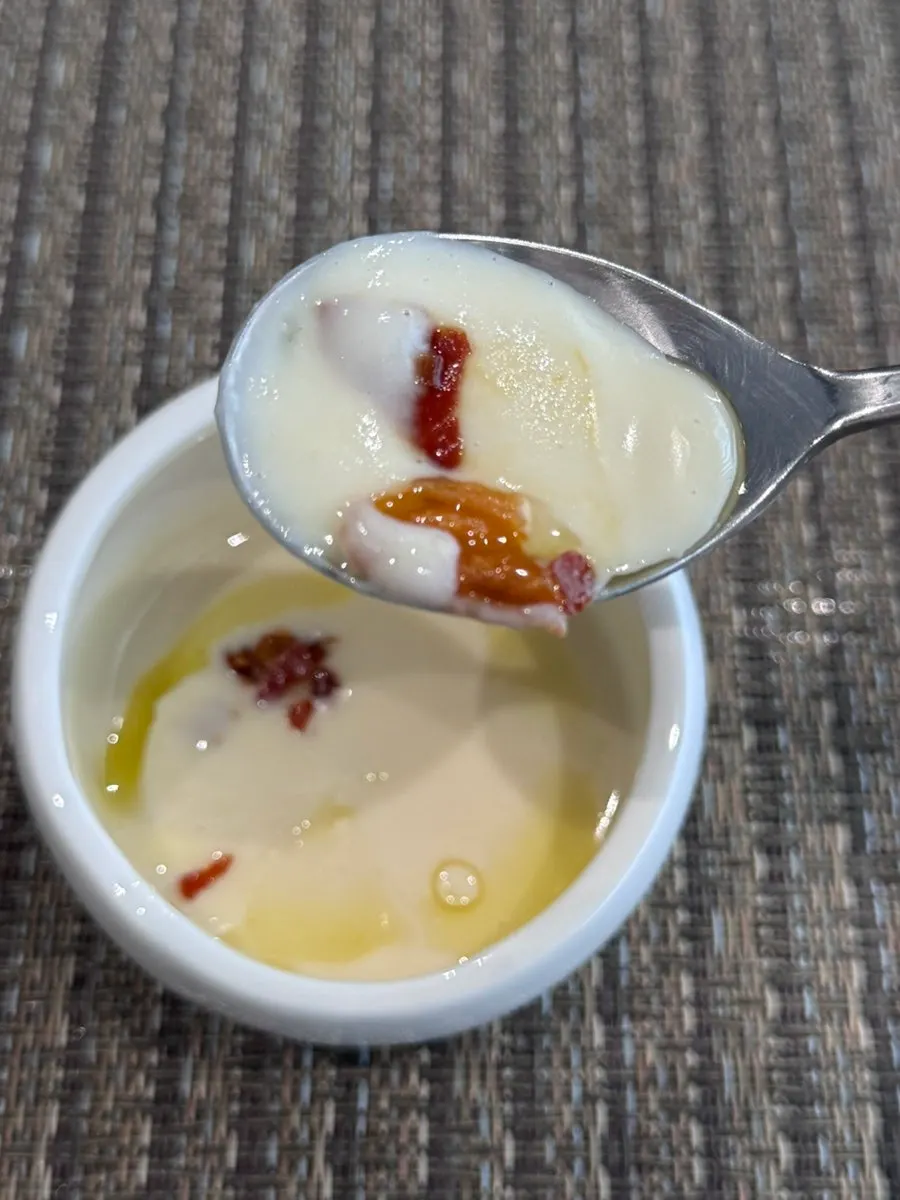 搭配培根脆片的花椰菜汤