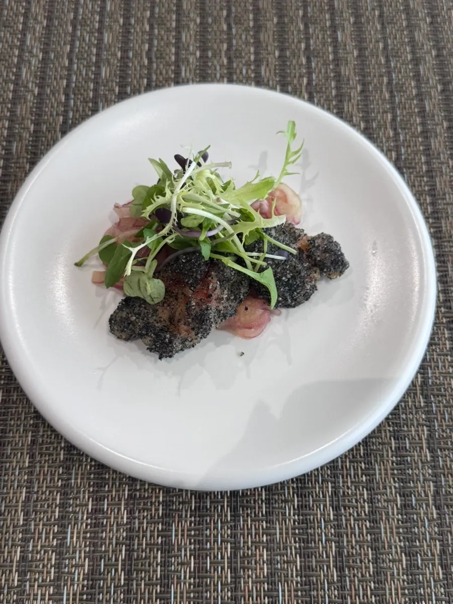 搭配黑芝麻与特制酱汁的炸鸡腿肉