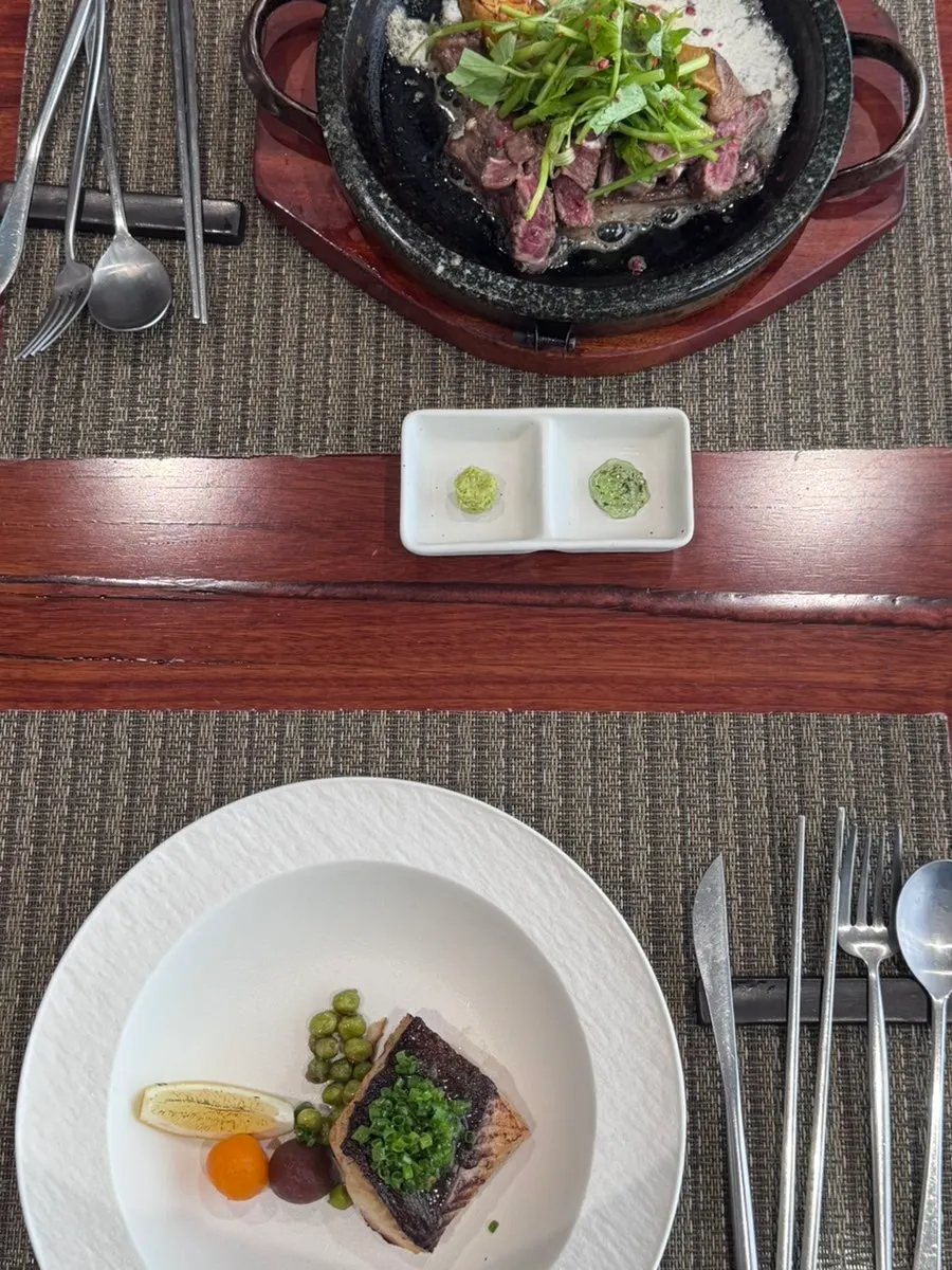 套餐主菜烤银鳕鱼与羊排牛排