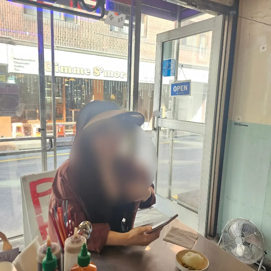 다섯 가지 메뉴가 차려진 방배동쌀국수 테이블