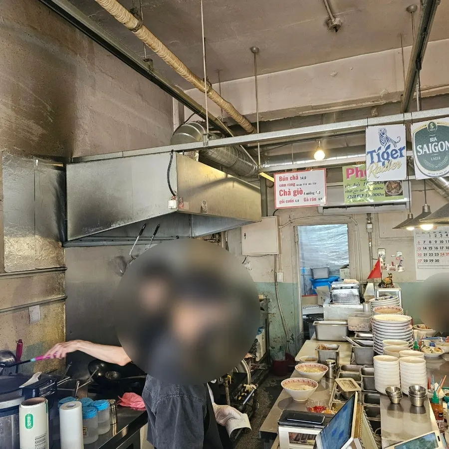 통창 햇빛이 드는 자리에서의 식사 풍경