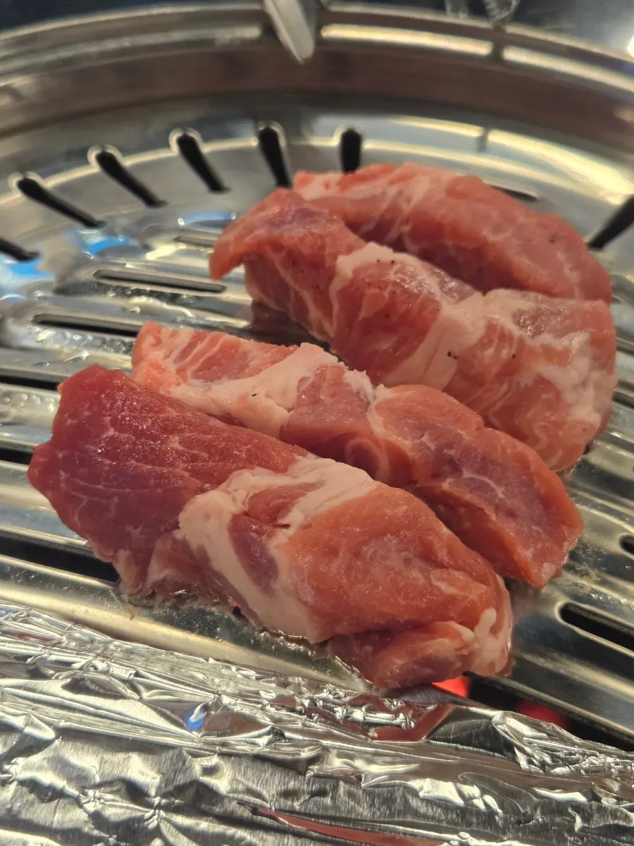 Juljuli teukmoksal on the charcoal grill
