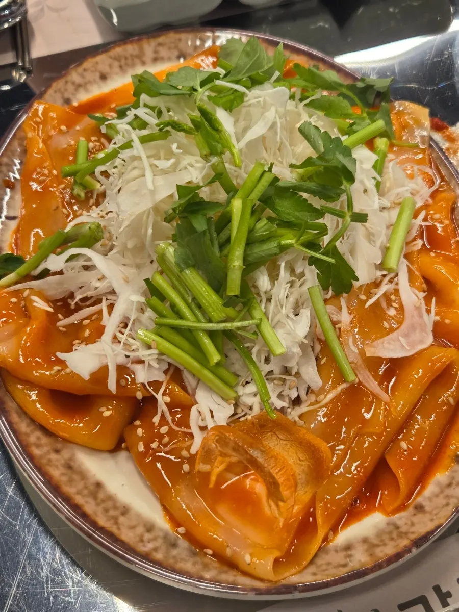 A bowl of the world's first flat mixed noodles