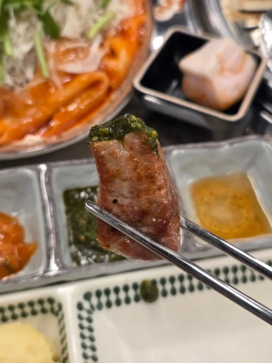 Menu listing seolhwa kkodeulsal, odolgalbi and other meats