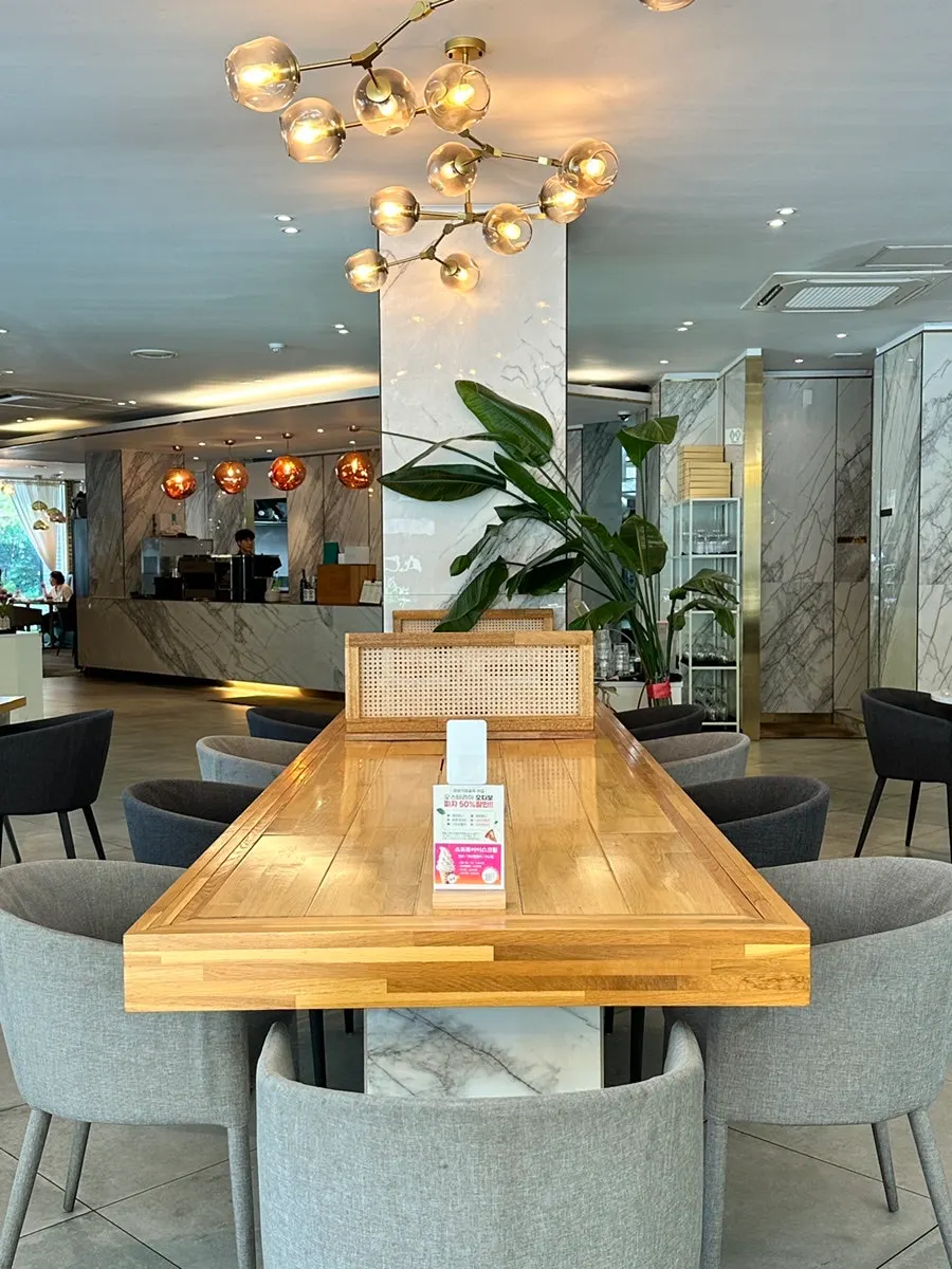Osteria Ottivo seating with a long table
