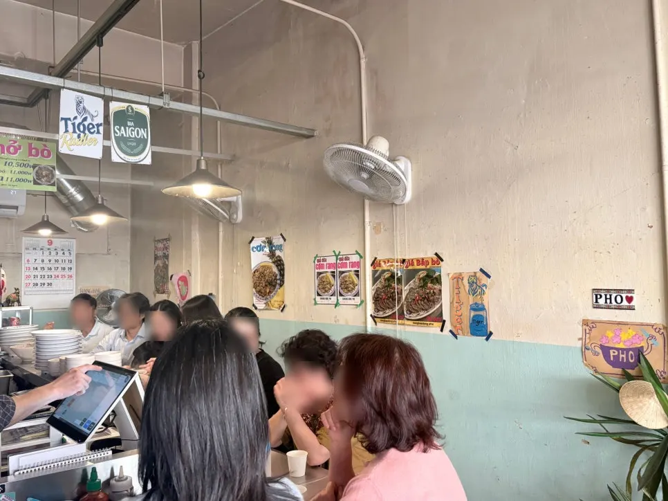 Regular table seating at Bangbaedong Ssalguksu