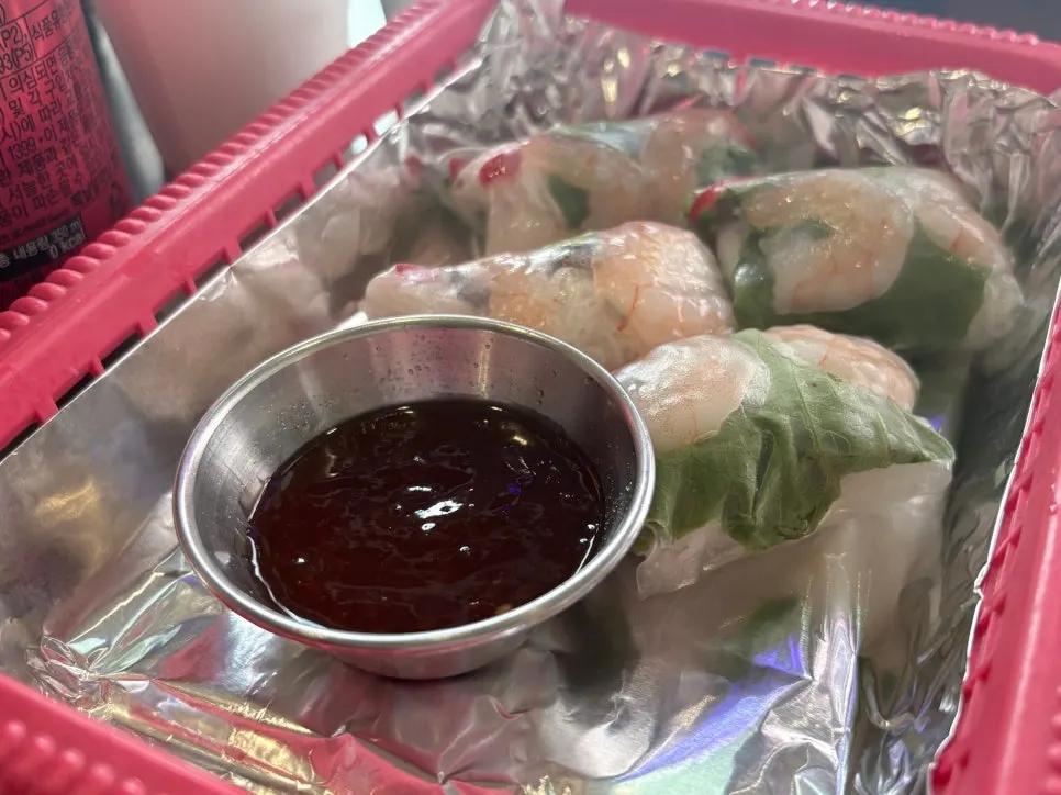 Vegetables and shrimp for the spring rolls