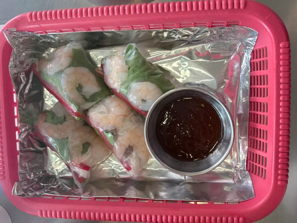 Vietnamese spring rolls at Bangbaedong Ssalguksu