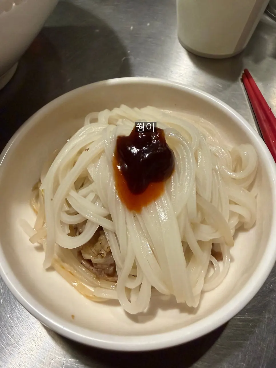 해선장과 스리라차 소스를 곁들인 쌀국수