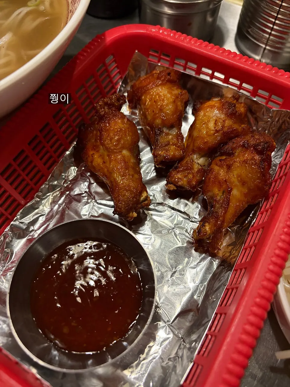 노릇하게 튀겨진 윙봉 한 접시