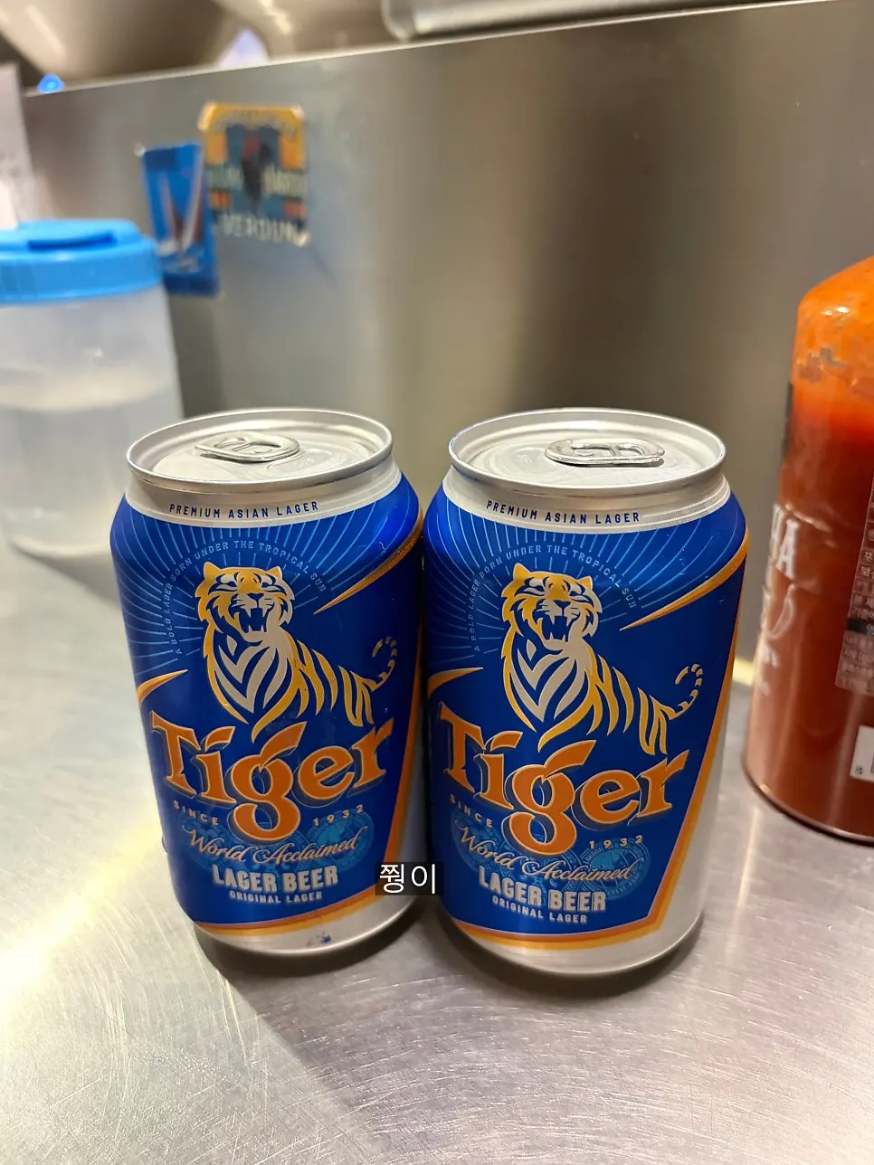 베트남 음식과 함께 놓인 맥주