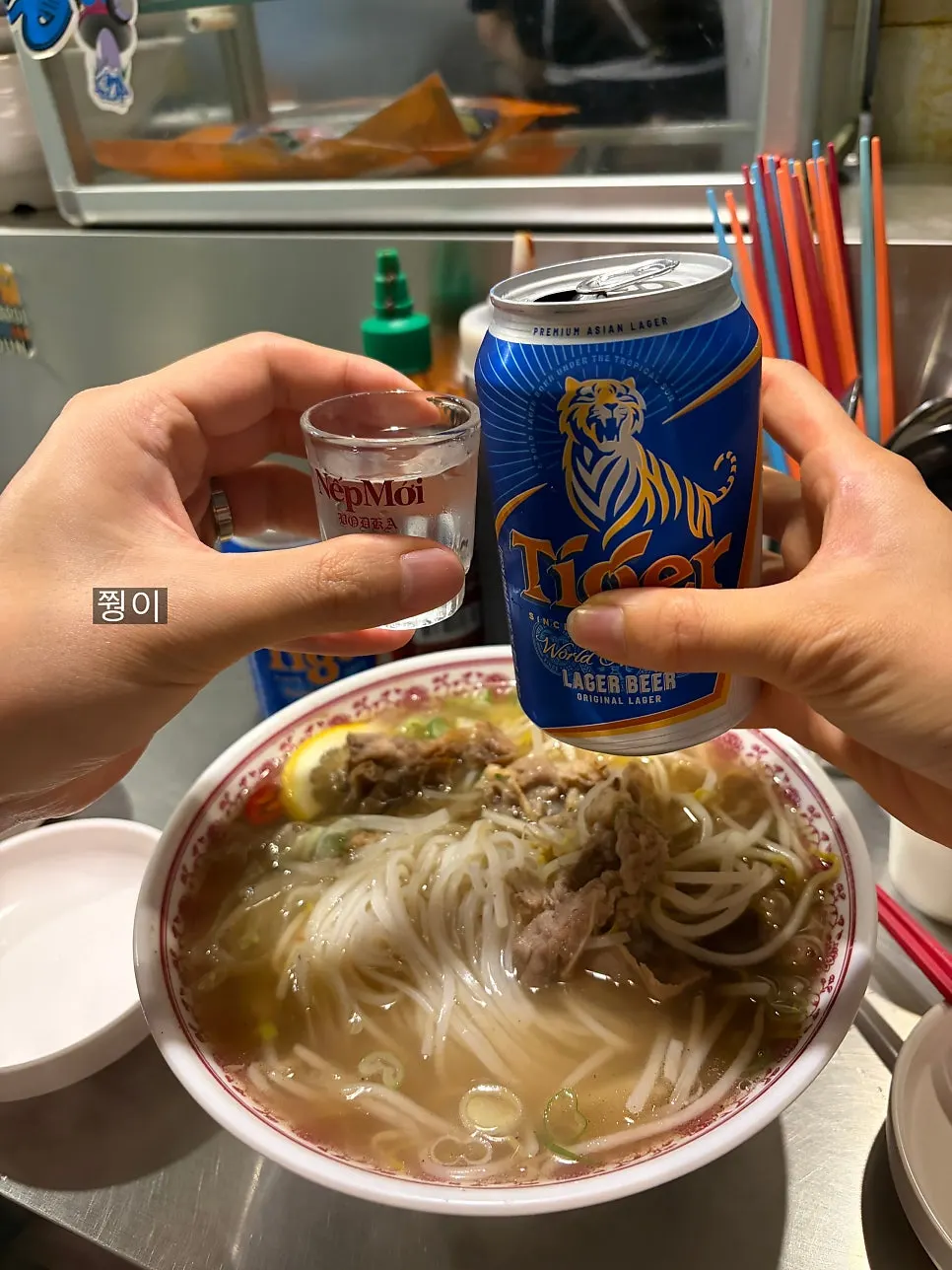 맥주잔과 넵모이 샷 잔