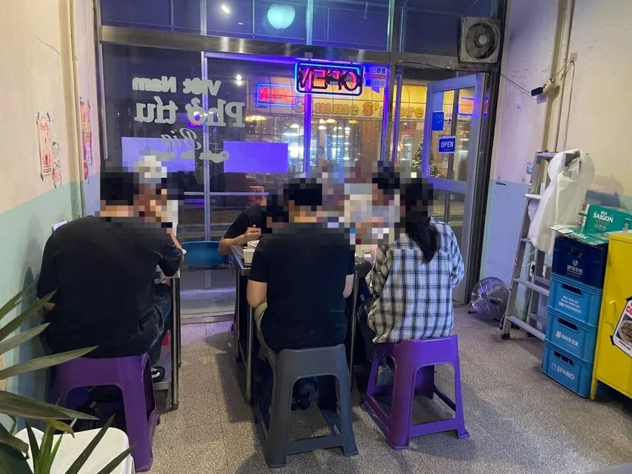 Cozy and clean interior of Bangbaedong Ssalguksu