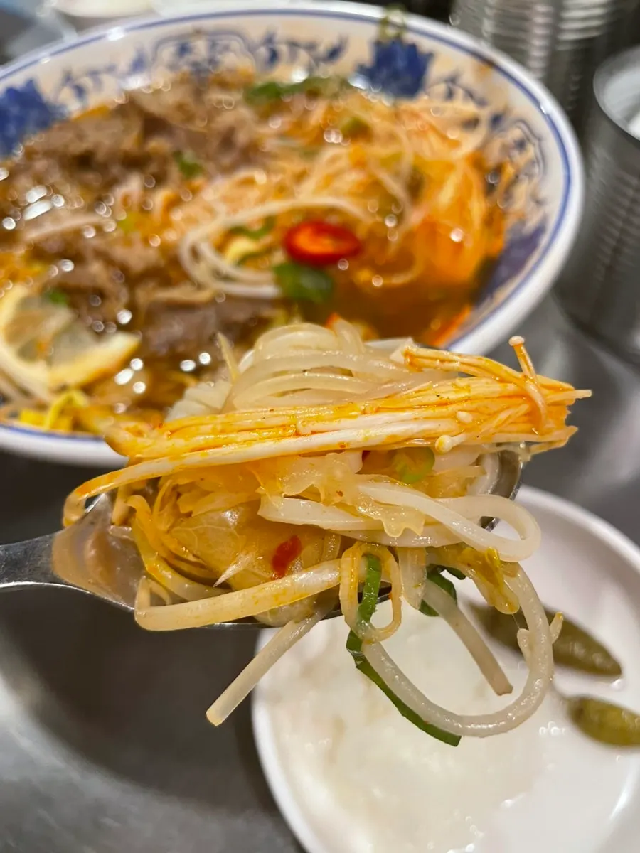 Table with two emptied bowls at Bangbaedong Ssalguksu