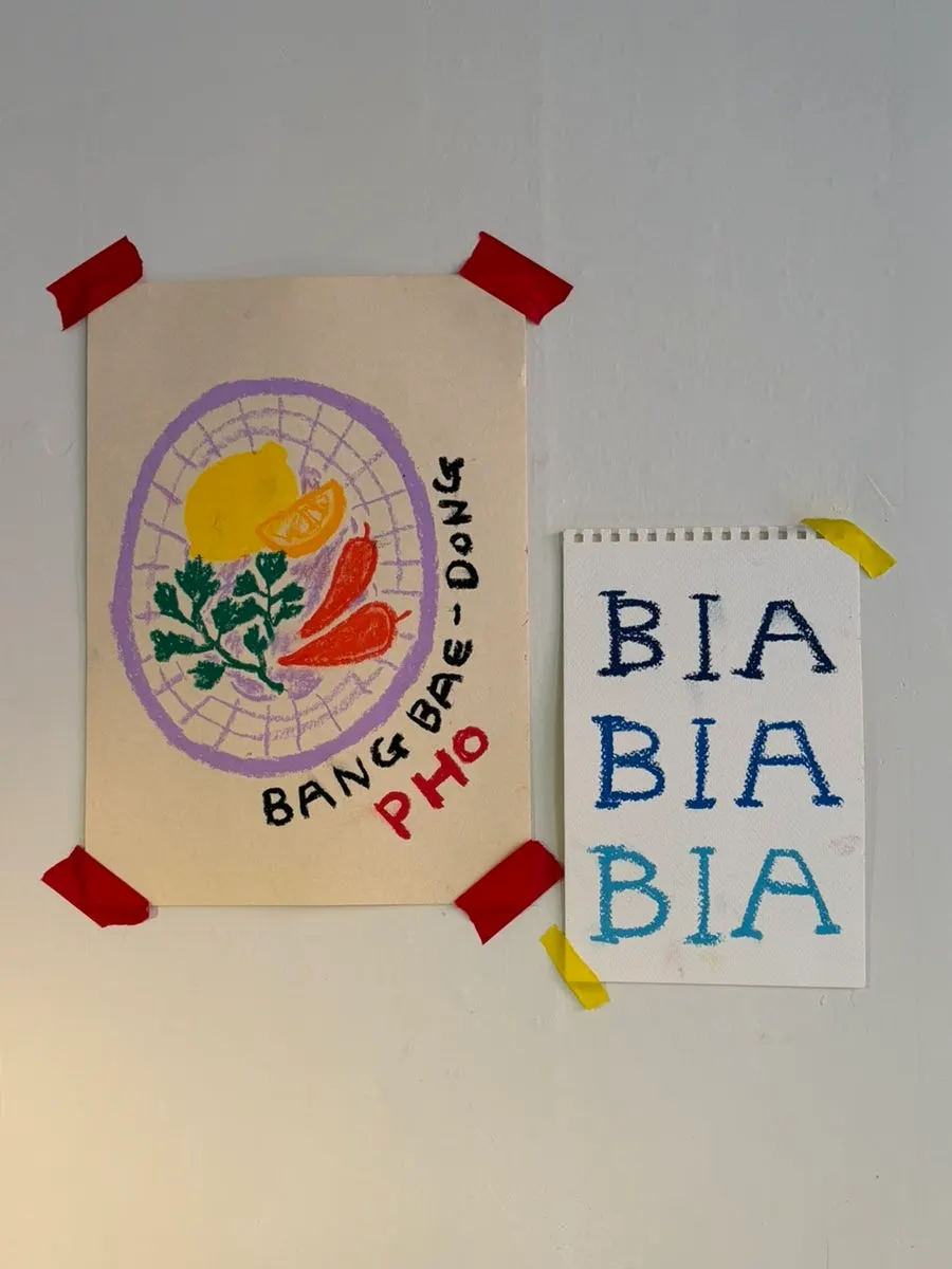 쌀국수와 볶음밥, 분짜가 있는 메뉴판