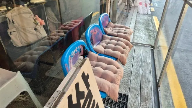 Waiting bench outside the entrance of Bangbaedong Ssalguksu
