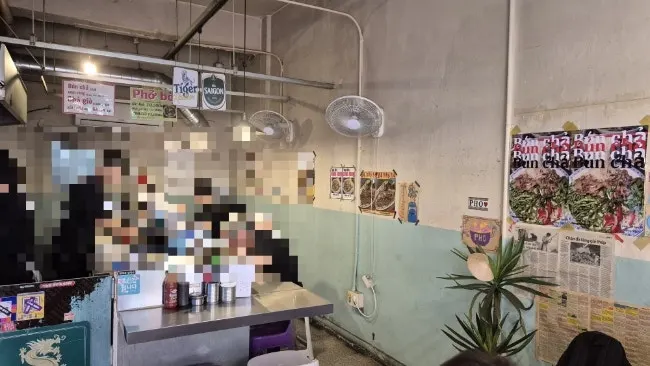 Uncluttered interior of Bangbaedong Ssalguksu