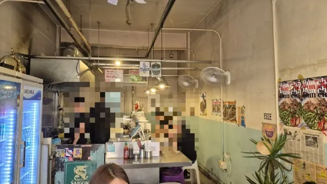 Table seating at Bangbaedong Ssalguksu