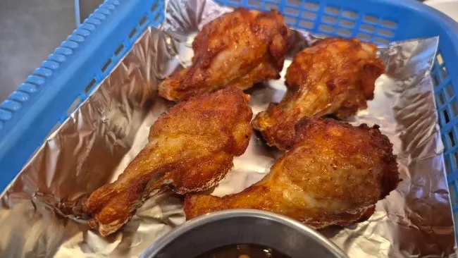 A plate of crispy fried wingbong