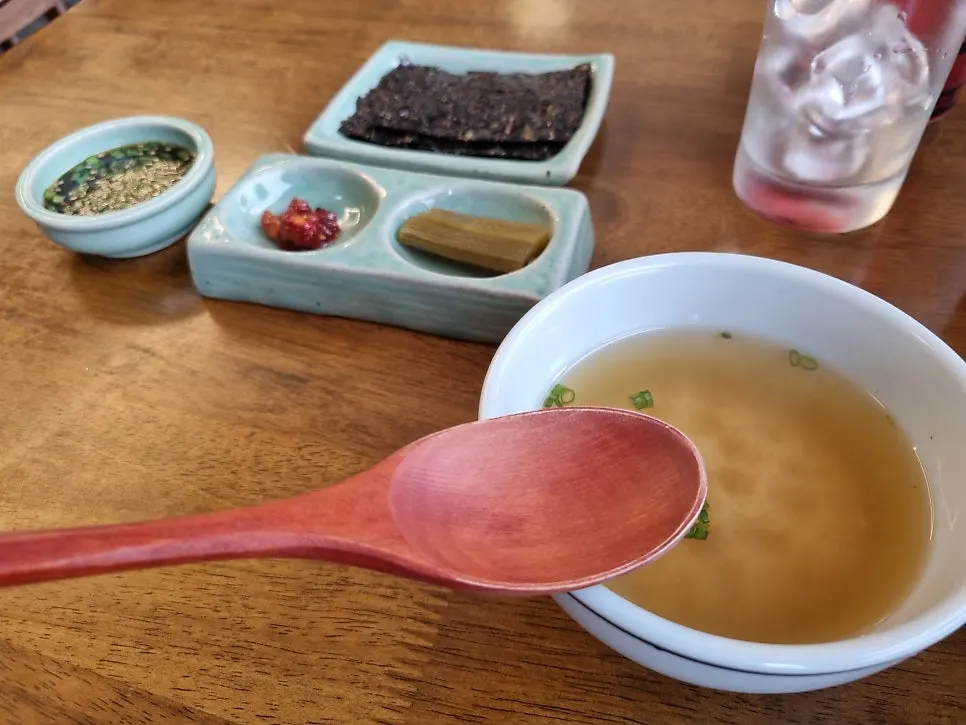 정갈하게 세팅된 밑반찬