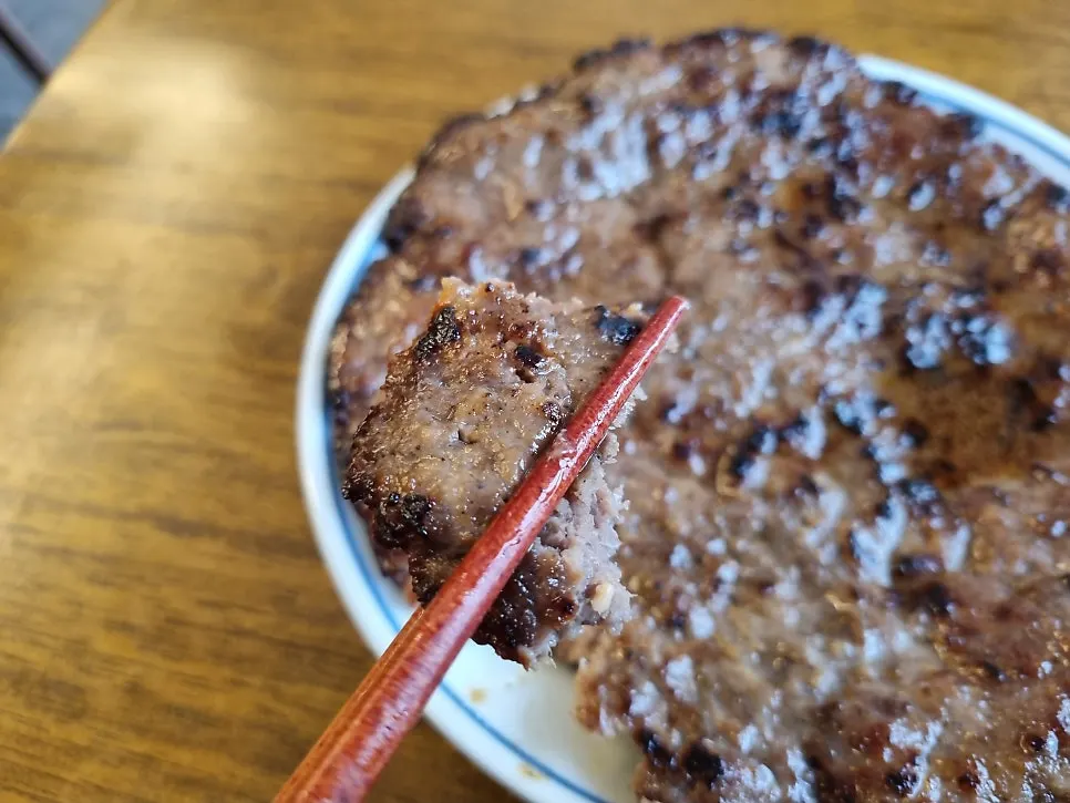 양념이 배어든 한파갈비 접시