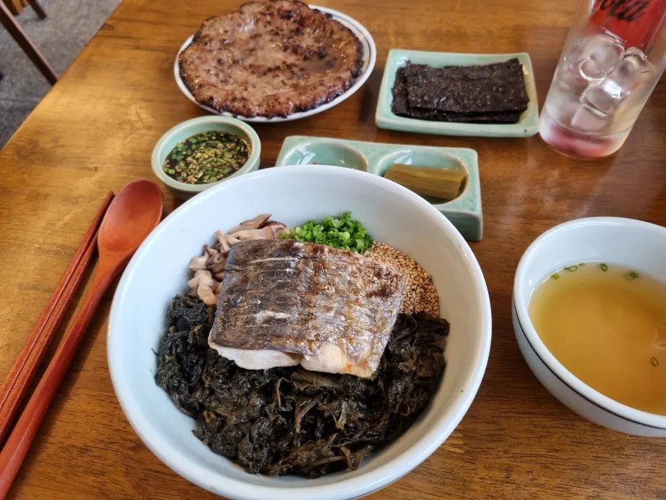 한파갈비와 밑반찬을 함께 놓은 식사 상차림