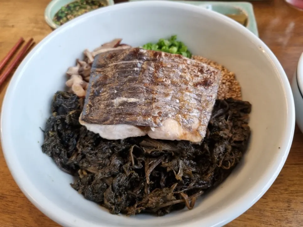 삼치 한 토막이 올라간 삼치곤드레밥