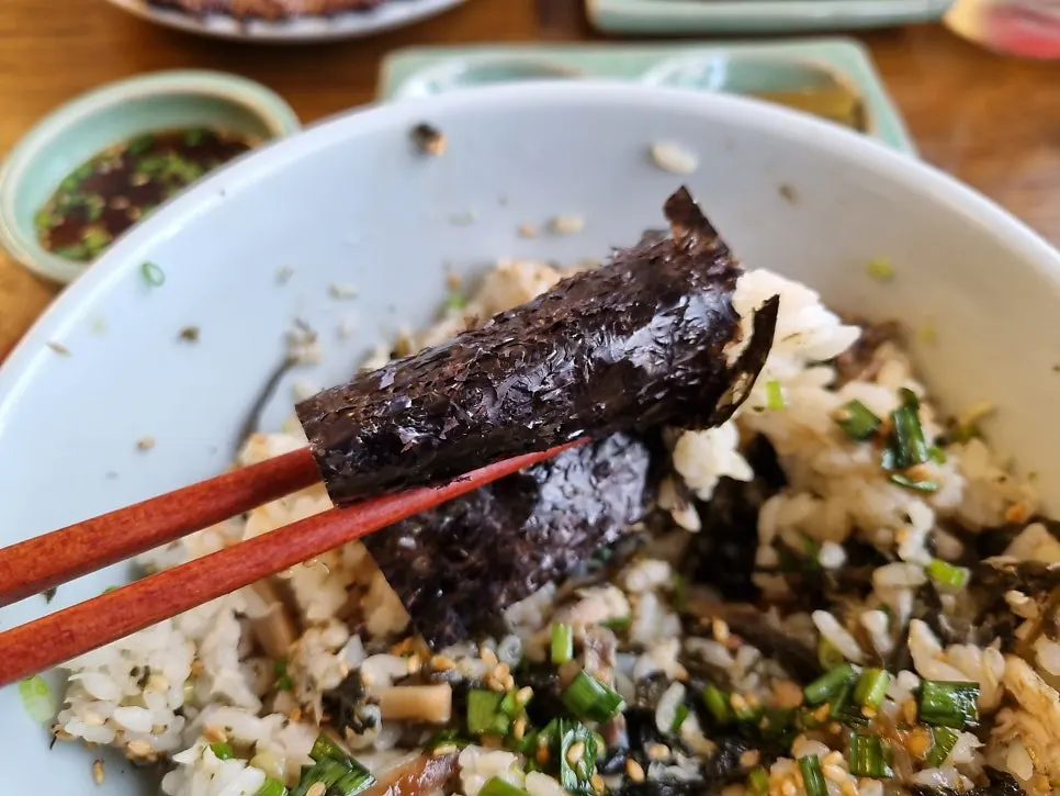 숟가락으로 눌러 비빈 삼치곤드레밥