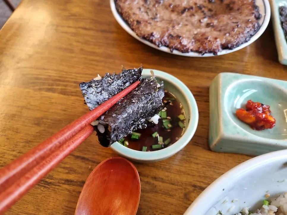 비벼 먹기 좋게 섞인 곤드레밥과 삼치살