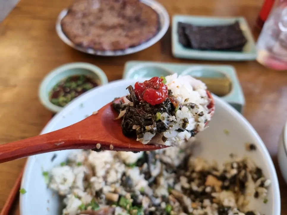 곱창김에 올린 삼치곤드레밥 한 입