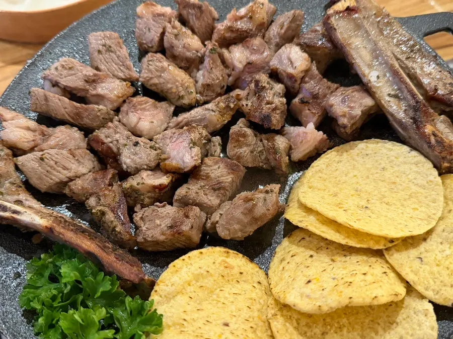 토치로 마무리한 숄더랙 양갈비구이 450g 한 접시