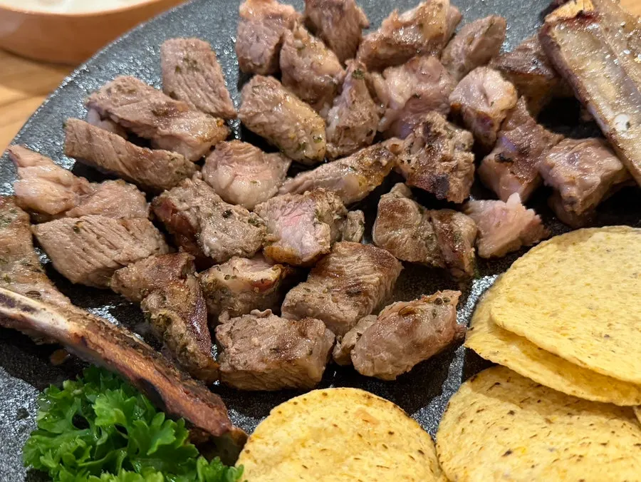 나쵸와 함께 담겨 나온 양갈비구이 클로즈업
