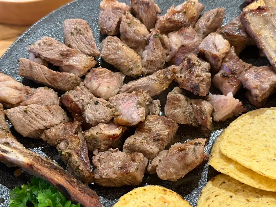 구워져 나온 숄더랙 양갈비 단면