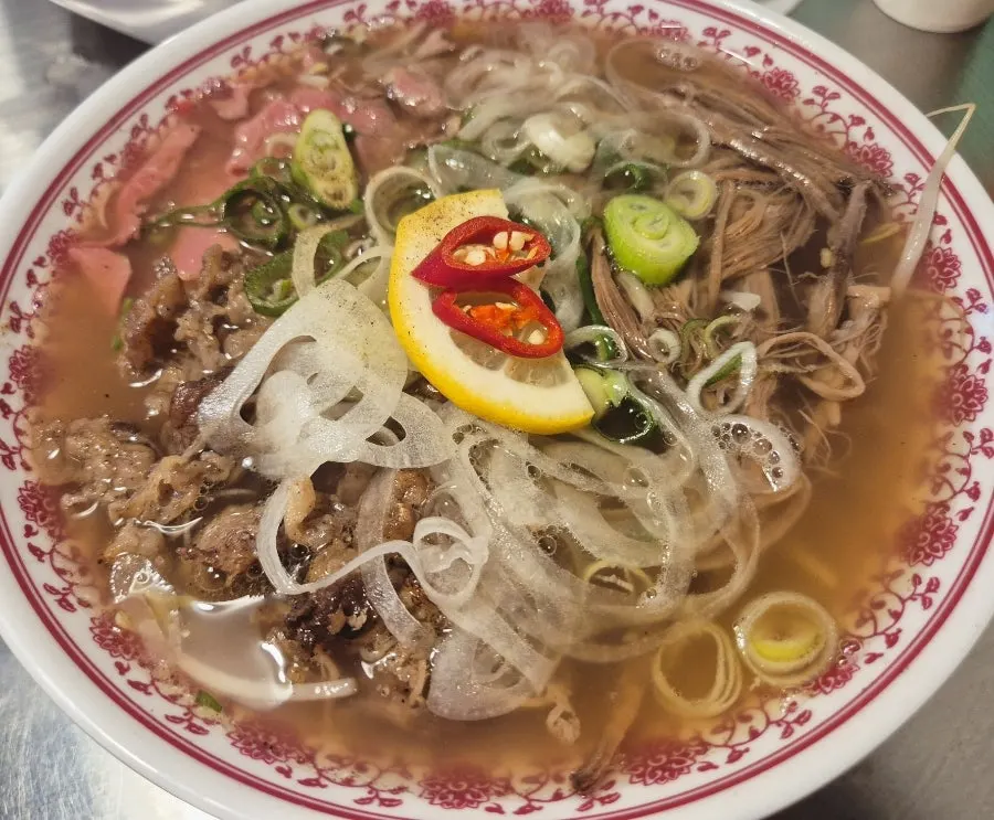 Noodles lifted with tenderloin and bean sprouts together