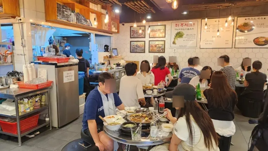 Interior of Jinseong Hanwoo Gopchang Bangi Direct Branch filled with round tables