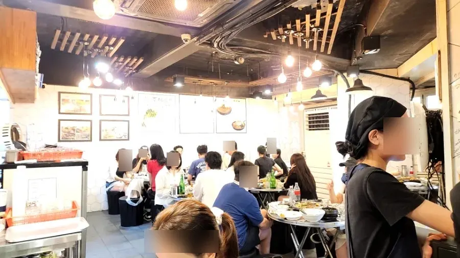 Full view of the busy dining hall at Jinseong Hanwoo Gopchang