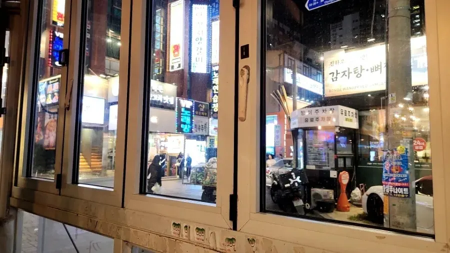 Window-side seating at Jinseong Hanwoo Gopchang Bangi branch