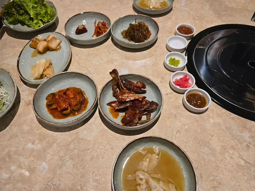 Assorted side dishes at Yukmong Bangi Direct Branch