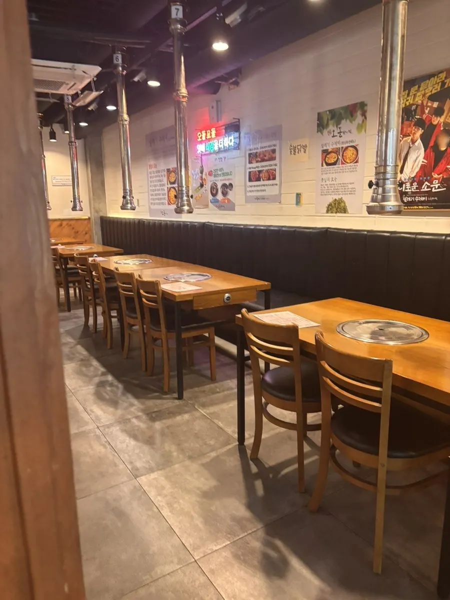 당산오돌 방이점 내부 좌석 전경