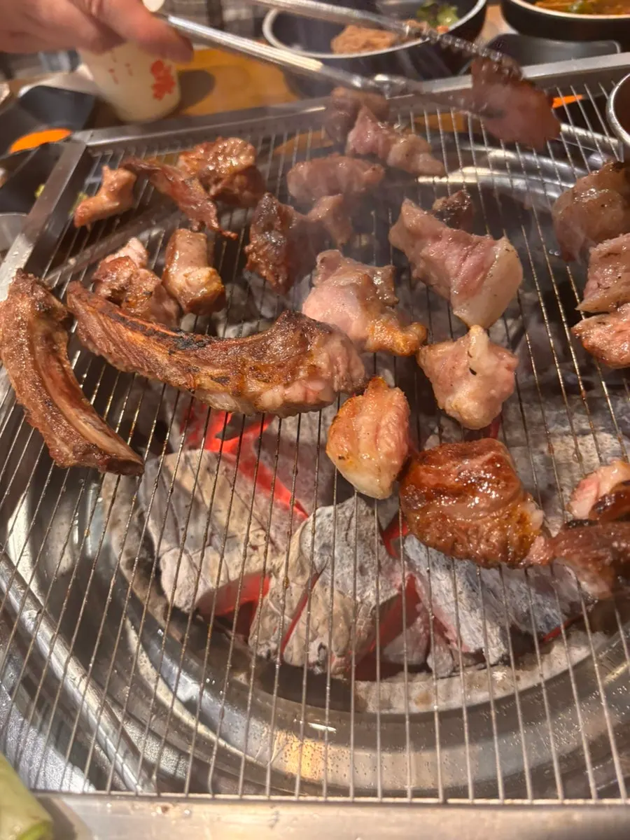 뼈에 붙은 살이 남은 구운 양갈비