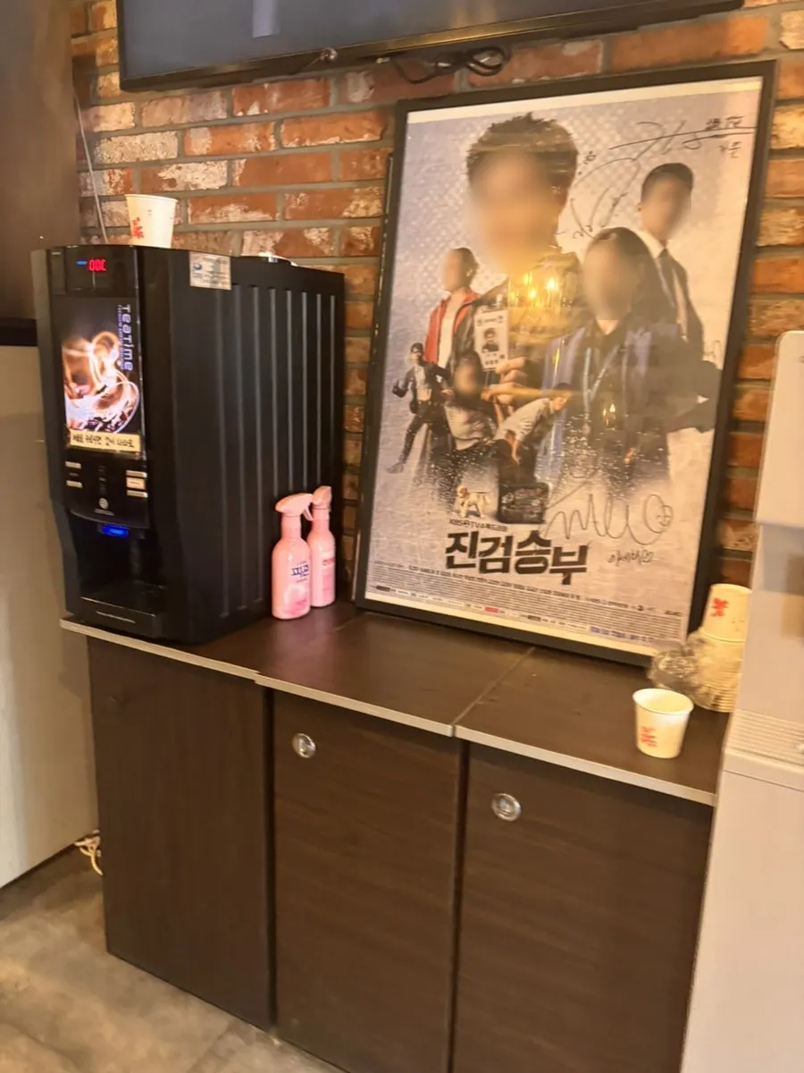 큰 그릇에 넉넉히 담긴 비빔막국수
