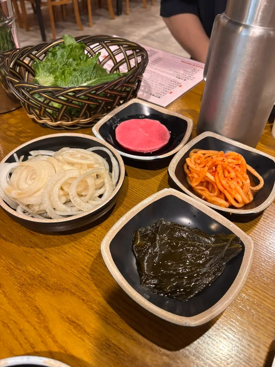 쌈채소와 반찬이 놓인 테이블