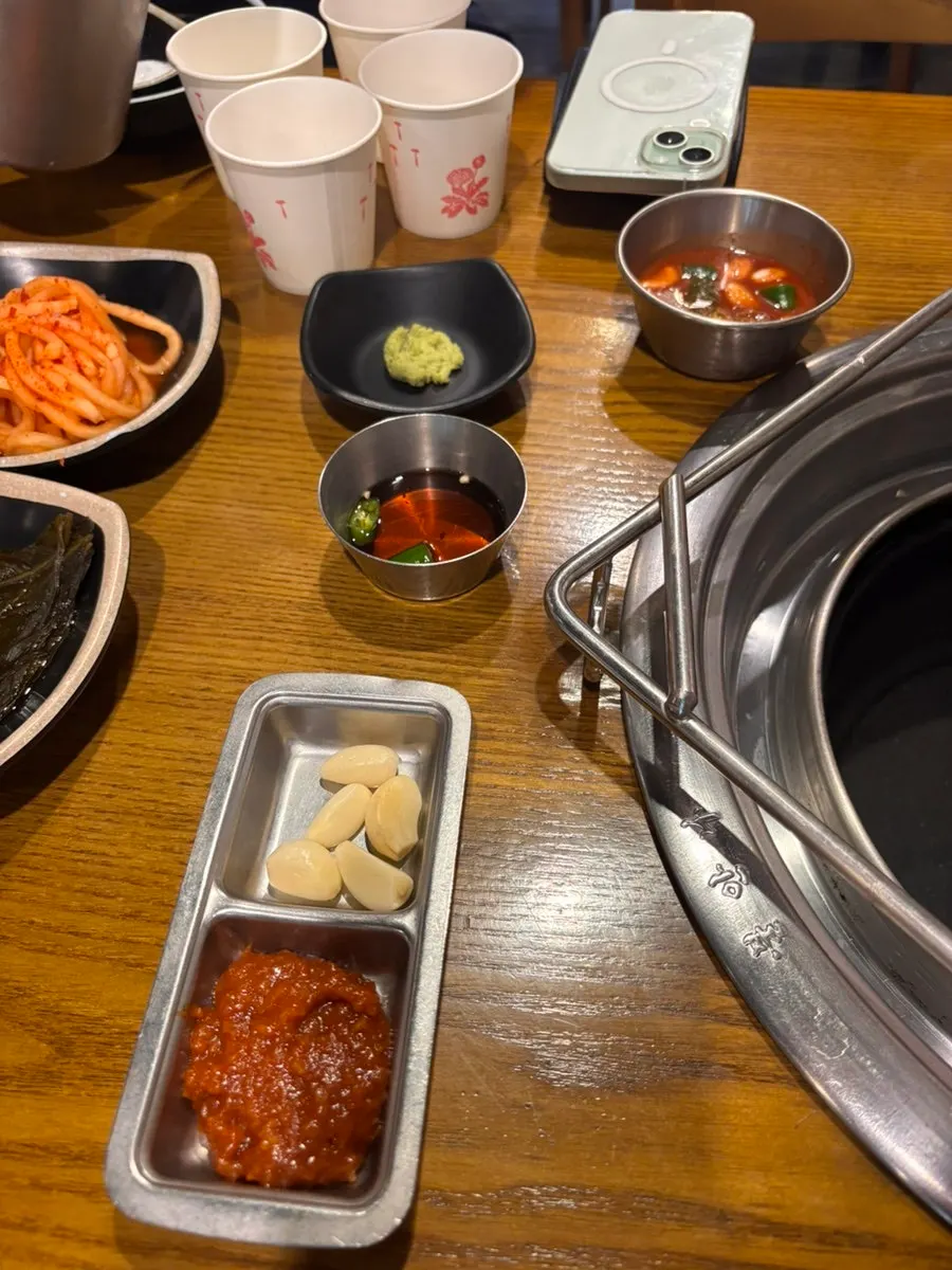 멜젓 등 고기 소스와 반찬