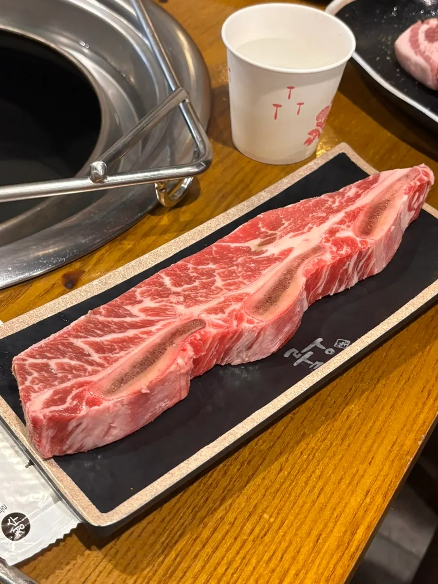 접시에 담긴 생 꼬들살